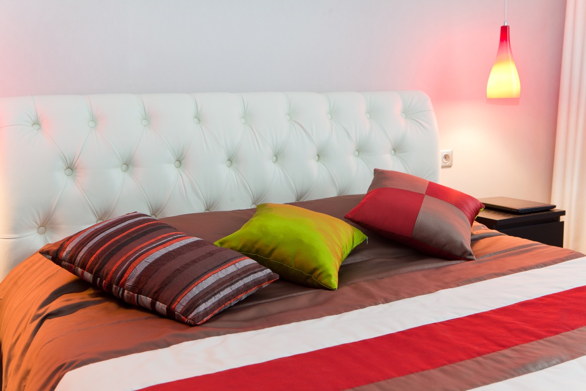 Пошив чехла на подушку с наполнением - изображение 1 - заказать онлайн в салоне штор Benone в Раменском