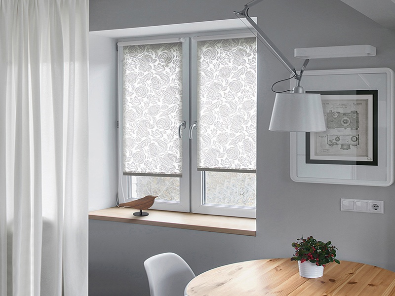 Монтаж рулонной шторы на створку окна - изображение 1 - заказать онлайн в салоне штор Benone в Раменском